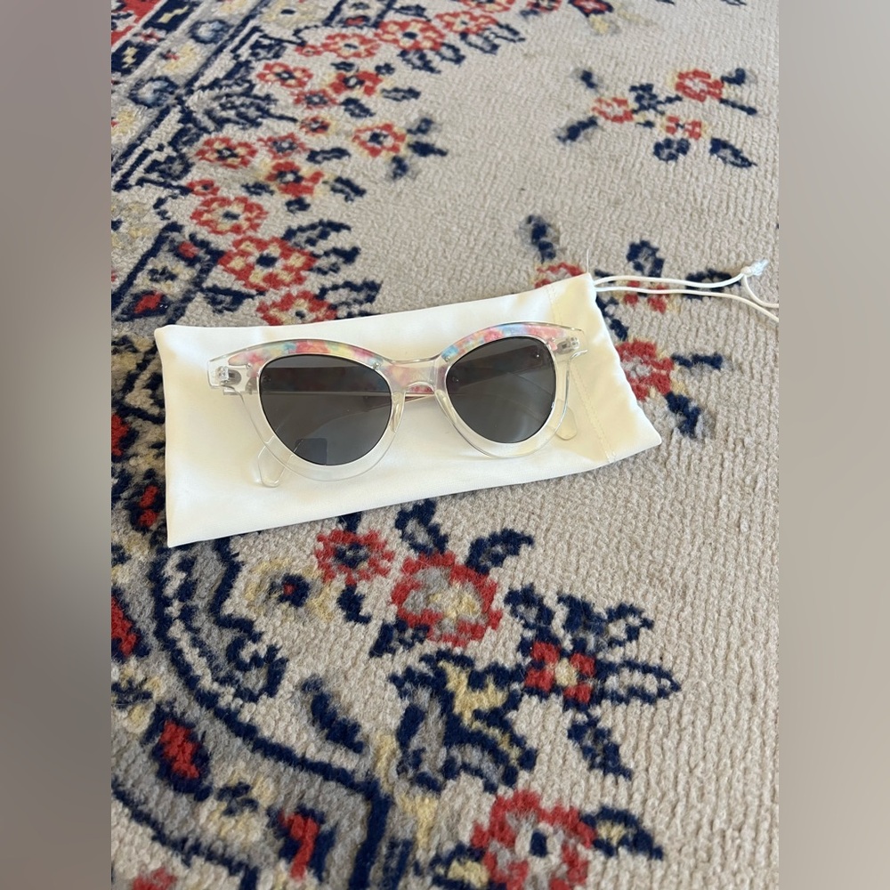 UNIF Sunglasses With Soft Case